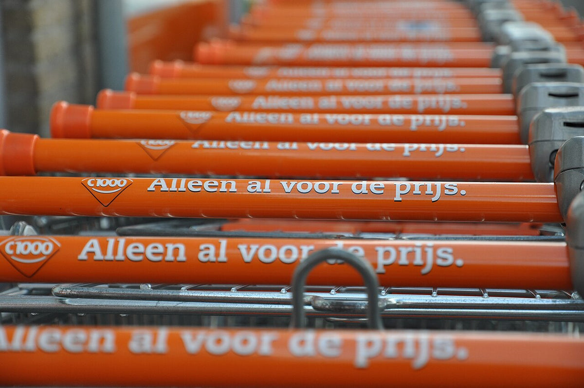 Winkelwagentjes bij een supermarkt