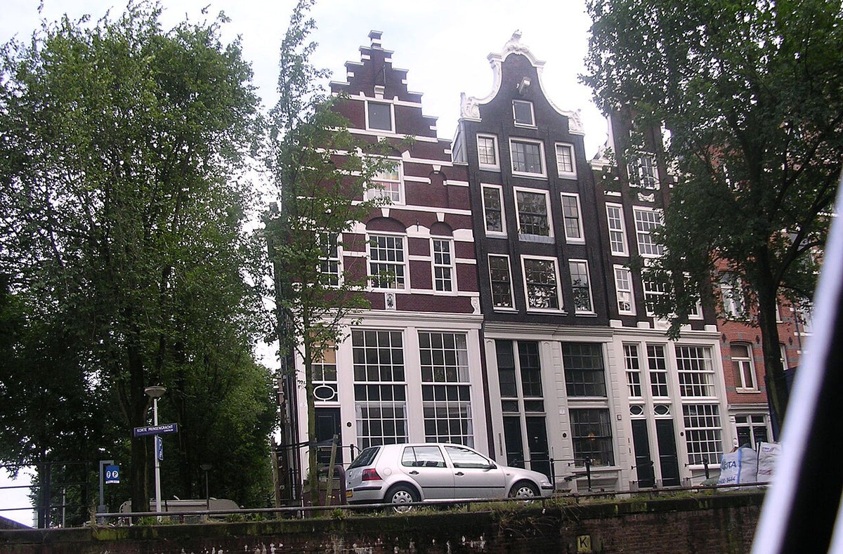Grachtenpanden aan een Amsterdamse gracht