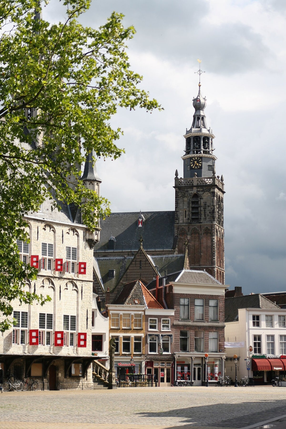 Markt in Gouda met de Sint-Janskerk (archiefbeeld)