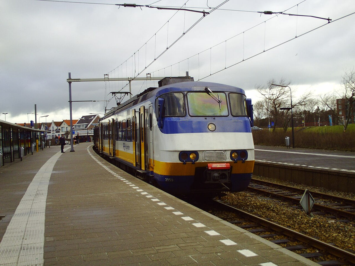 Sprinter-trein aan een perron