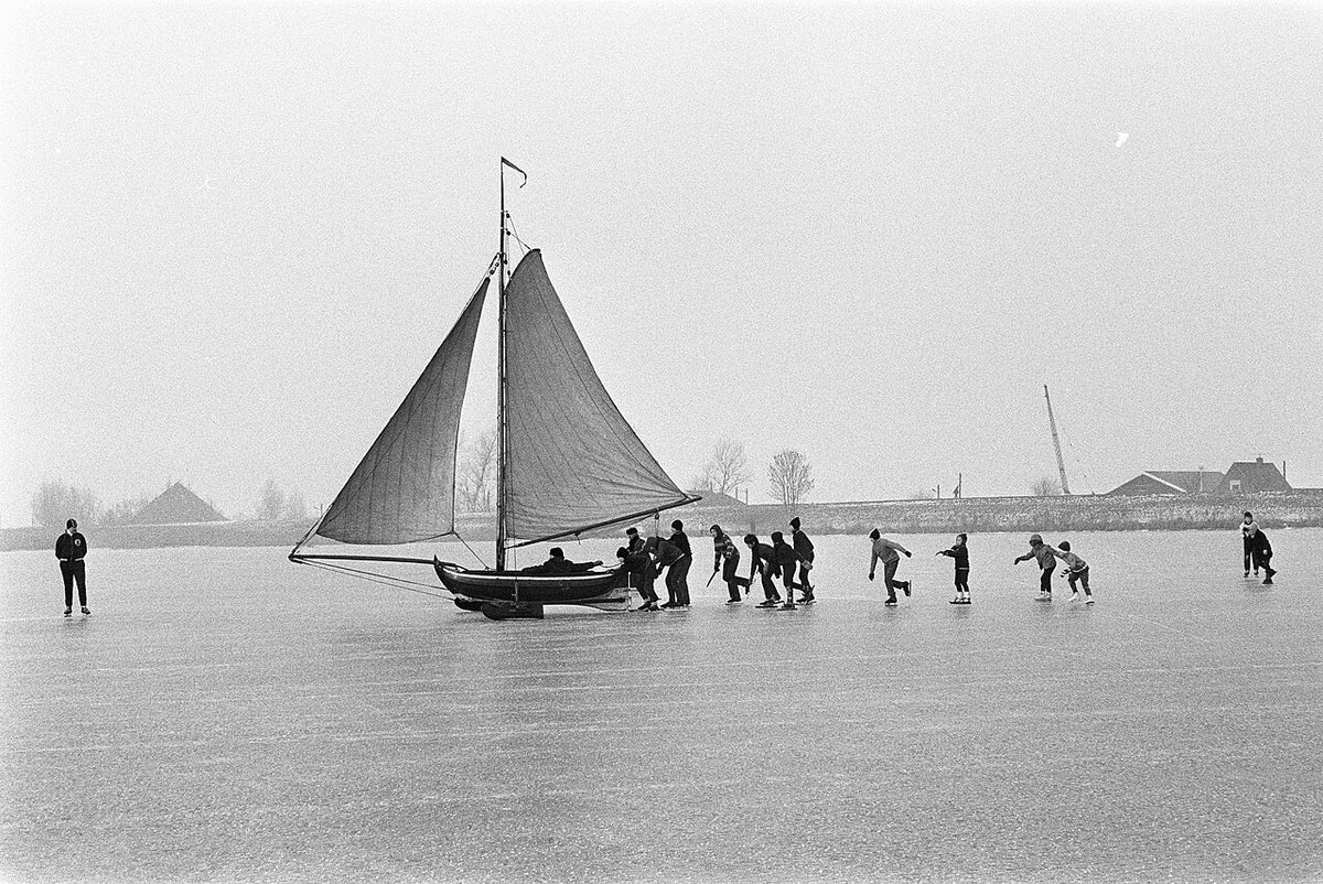 Schaatsers op natuurijs (archieffoto Nationaal Archief)
