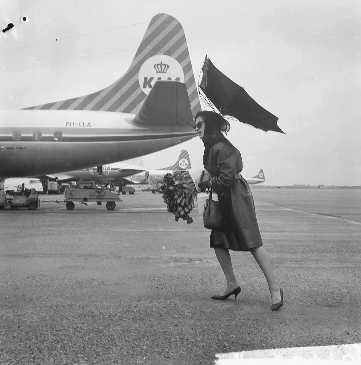 Paraplu die door de wind wordt vernield (archieffoto Nationaal Archief)