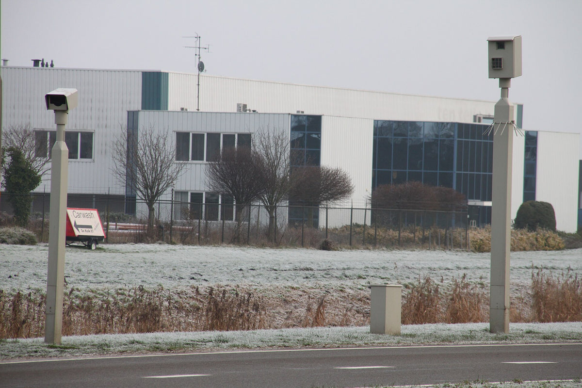 Flitspaal langs een provinciale weg in Flevoland