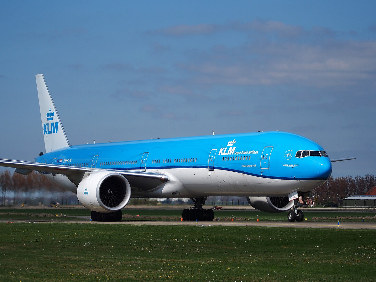 KLM Boeing 777 op Schiphol (archiefbeeld)