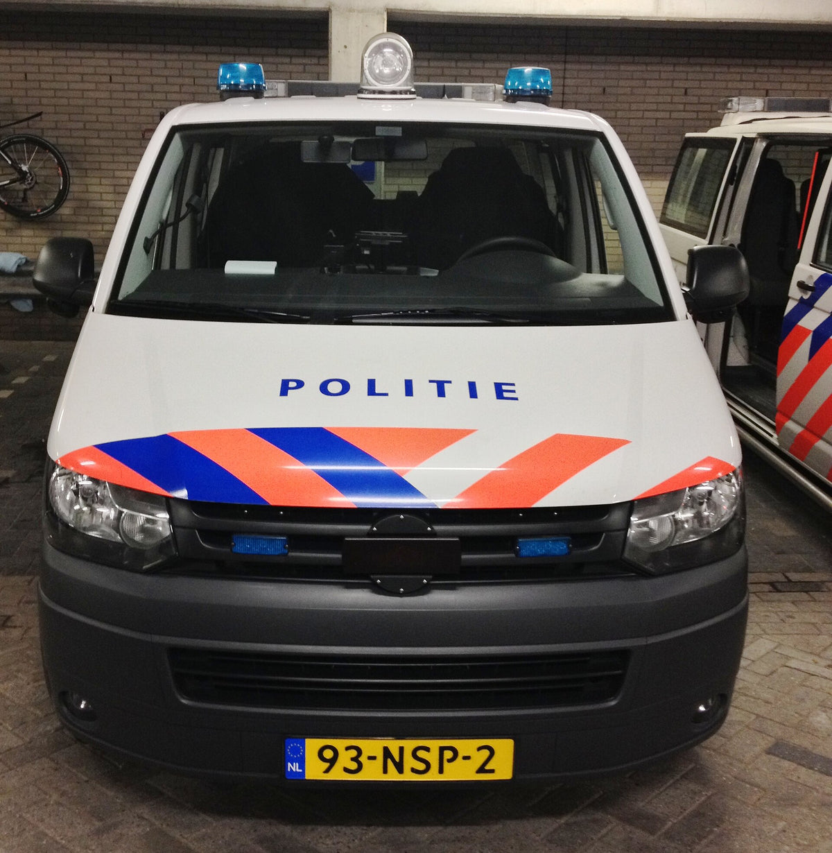 Politieauto met opschrift POLITIE (archiefbeeld)