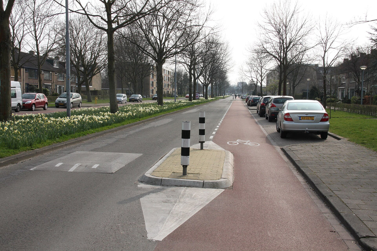Verkeersdrempel in een woonstraat