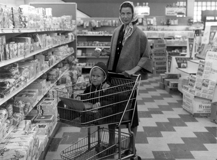 Boodschappen doen in een Nederlandse supermarkt (archiefbeeld)